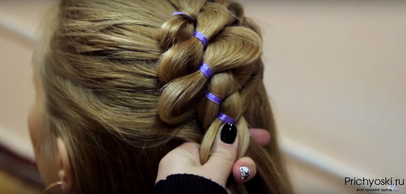 Причёска четырехпрядная коса с лентой видео